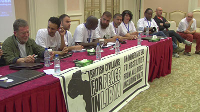 Fulvio Grimaldi (primo a sinistra) a Tripoli in conferenza stampa con una delegazione di civili inglesi per la pace in Libia