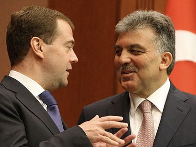 Il presidente russo Dmitry Medvedev con l'omologo turco Abdullah Gul